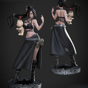 Könnte beinhalten: Eine schwarz-weiße Figur einer weiblichen Figur mit langen schwarzen Haaren, die ein schwarzes Outfit mit einem langen Rock und einen kleinen schwarzen Teddybären in der Hand trägt. Die Figur steht auf einem runden Sockel mit aufwendigen Details.