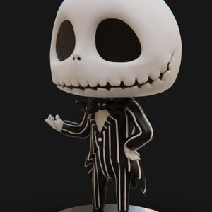 Può includere: Un abito a righe bianche e nere con papillon e un viso bianco con un sorriso e occhi neri. La figura è in piedi su una base nera.