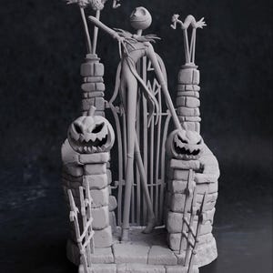 Peut inclure: Un modèle imprimé en 3D gris de Jack Skellington du film L'Étrange Noël de monsieur Jack debout dans une porte avec deux citrouilles sculptées. La porte est en métal et a une base en pierre.