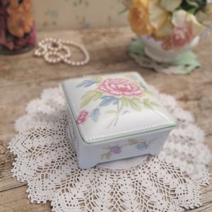 Caixa de joias vintage com estampa floral de porcelana: caixa de joias esmaltada dos anos 80