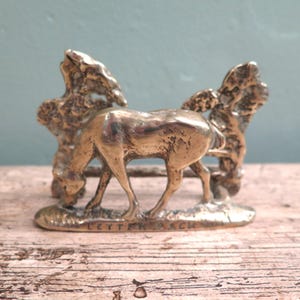 Estante para cartas de latón antiguo con forma de caballo, estante para cartas antiguo, soporte para cartas de latón, regalo ideal, almacenamiento de papelería, regalo para el hogar y la oficina, década de 1950