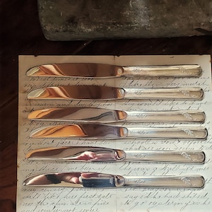 6 Vintage Silverplate Dinner Knives, Queen Bess, Oneida