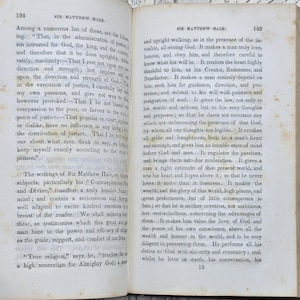 Puede incluir: Libro abierto con p&aacute;ginas envejecidas y amarillentas. El texto es visible, con el t&iacute;tulo "SIR MATTHEW HALE" en la parte superior de la p&aacute;gina derecha. El libro est&aacute; abierto en las p&aacute;ginas 132 y 133, con texto en una fuente serif cl&aacute;sica.