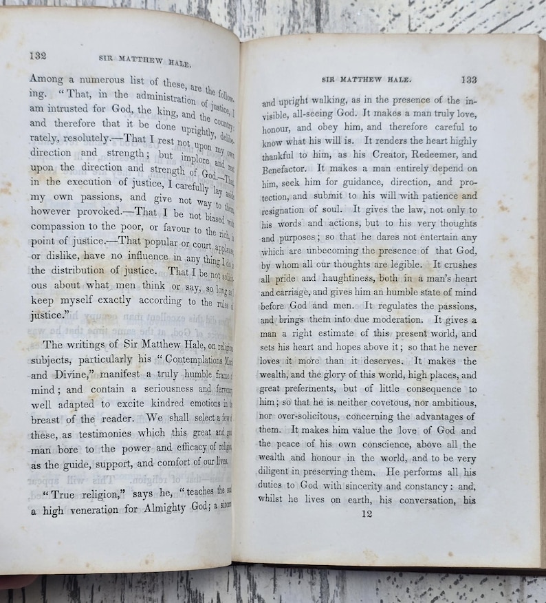 Puede incluir: Libro abierto con p&aacute;ginas envejecidas y amarillentas. El texto es visible, con el t&iacute;tulo "SIR MATTHEW HALE" en la parte superior de la p&aacute;gina derecha. El libro est&aacute; abierto en las p&aacute;ginas 132 y 133, con texto en una fuente serif cl&aacute;sica.