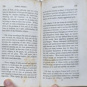 Puede incluir: Libro antiguo abierto en las p&aacute;ginas 192 y 193, con texto de Bishop Burnet. Las p&aacute;ginas est&aacute;n amarillentas por el tiempo, con texto en una fuente serif cl&aacute;sica. El libro muestra signos de desgaste.