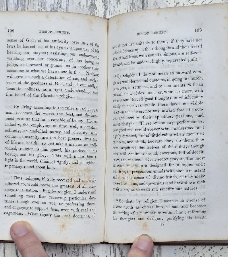 Puede incluir: Libro antiguo abierto en las p&aacute;ginas 192 y 193, con texto de Bishop Burnet. Las p&aacute;ginas est&aacute;n amarillentas por el tiempo, con texto en una fuente serif cl&aacute;sica. El libro muestra signos de desgaste.