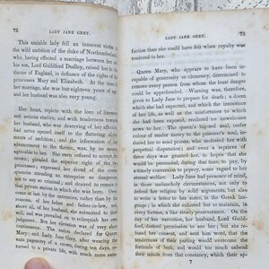 Puede incluir: P&aacute;ginas de un libro antiguo con texto sobre Lady Jane Grey. Las p&aacute;ginas est&aacute;n envejecidas y muestran signos de desgaste. El texto est&aacute; en ingl&eacute;s, con el t&iacute;tulo "LADY JANE GREY" en la parte superior.