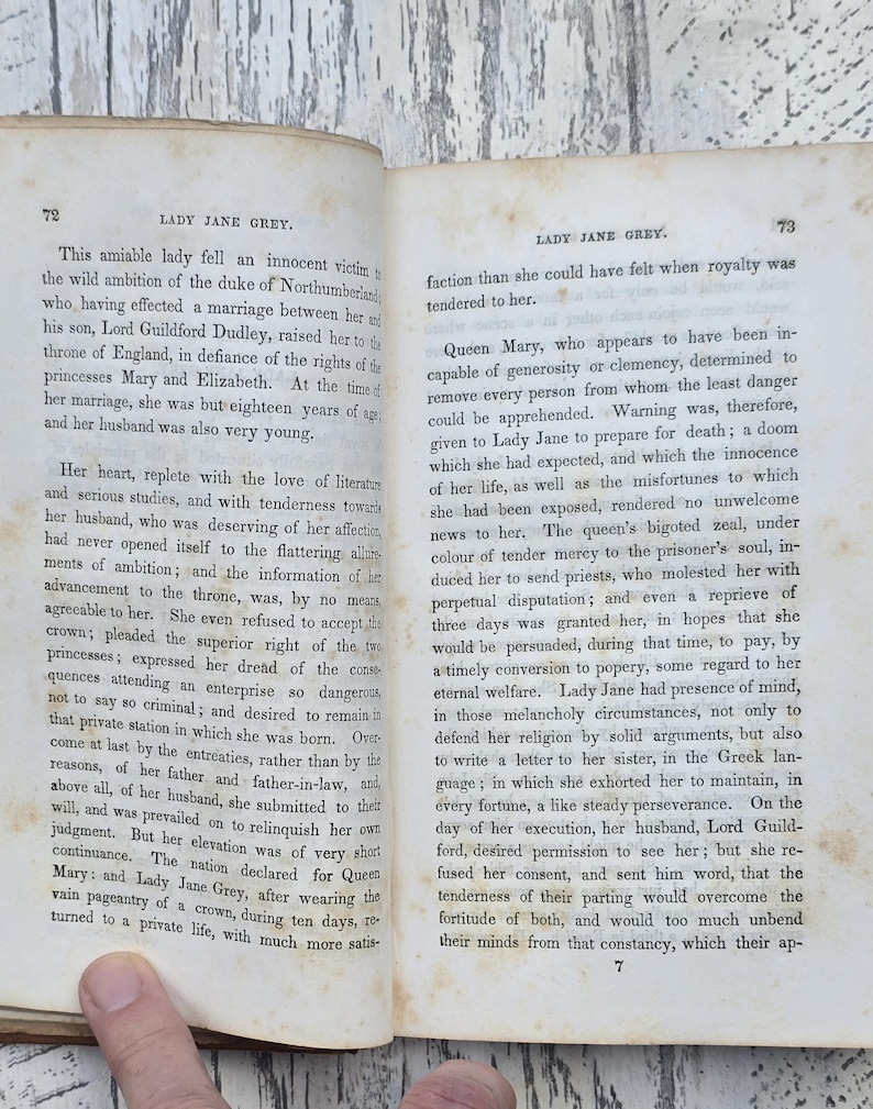 Puede incluir: P&aacute;ginas de un libro antiguo con texto sobre Lady Jane Grey. Las p&aacute;ginas est&aacute;n envejecidas y muestran signos de desgaste. El texto est&aacute; en ingl&eacute;s, con el t&iacute;tulo "LADY JANE GREY" en la parte superior.
