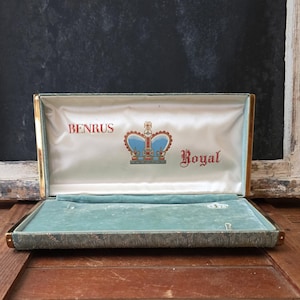 Exquisite Vintage Benrus Royal Watch Box with Luxurious Velvet Interior - Elegant Peacock Feather Design