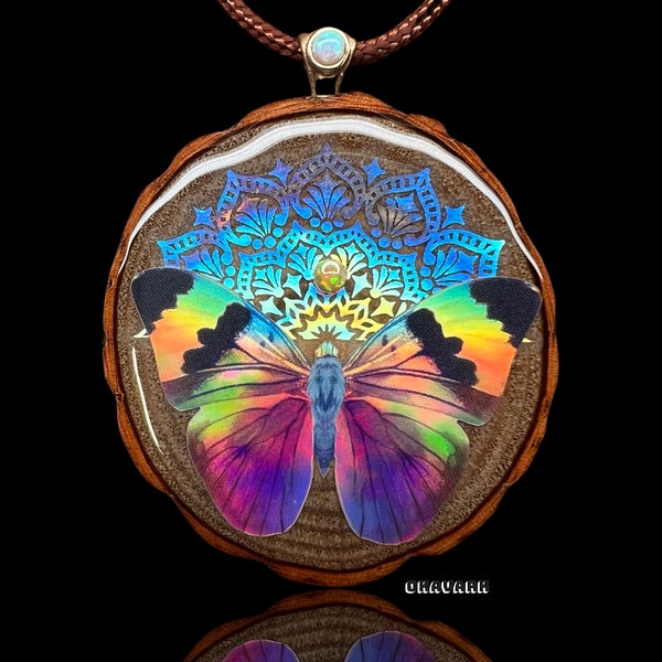 Colgante de mariposa holográfica collar de mariposa ópalo piedra preciosa espíritu animal colgante joyería de la naturaleza colgante de madera y resina