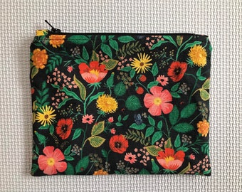 Small floral pouch in quilting cotton with a quilting cotton lining nylon zipper