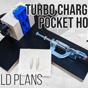 以下が含まれることがあります： ポケットホールジグを自作するための木工DIYプロジェクト。ジグは木でできており、黒いベースとクランプが付いています。ジグは、木材にポケットホールを作成して、部品を結合するために使用されます。画像には、ポケットホールが2つ開けられた木材も示されています。画像のテキストは「TURBO CHARGED POCKET HOLE JIG BUILD PLANS」です。