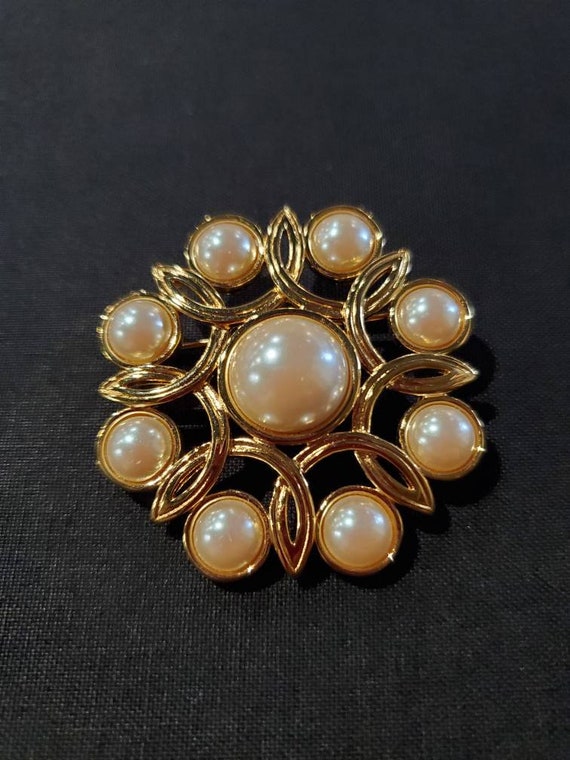 80's Mabe Style Pearl And Goldtone Brooch By Mone… - image 2