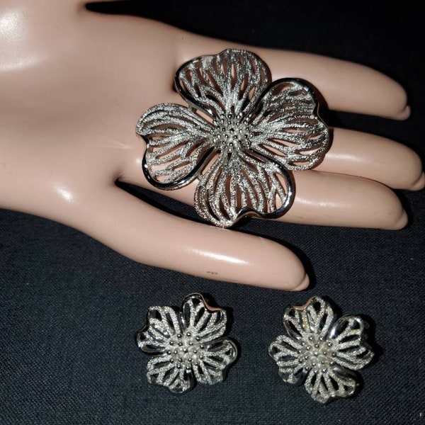 Beautiful 1960's Crown Trifari Silvertone  Filigree Dogwood Flower Brooch And Earrings...