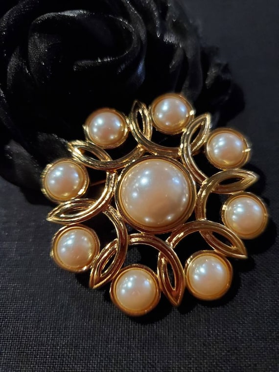 80's Mabe Style Pearl And Goldtone Brooch By Mone… - image 1