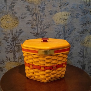 Large 1997 Longaberger Christmas Collection Cranberry Basket
