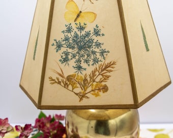 Lámpara de mesa botánica prensada vintage de Ethan Allen: base de urna de latón con pantalla floral