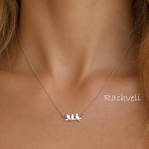 Collana in argento sterling con uccellini: tre uccelli su un ramo, libertà e prosperità, disponibile anche in oro giallo o rosa.