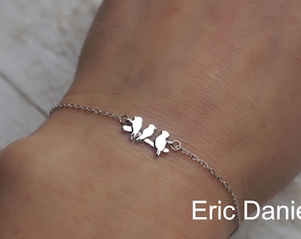 Bransoletka lub bransoletka na kostkę z trzema małymi ptaszkami wykonana ze złota próby 10K, 14K lub 18K.