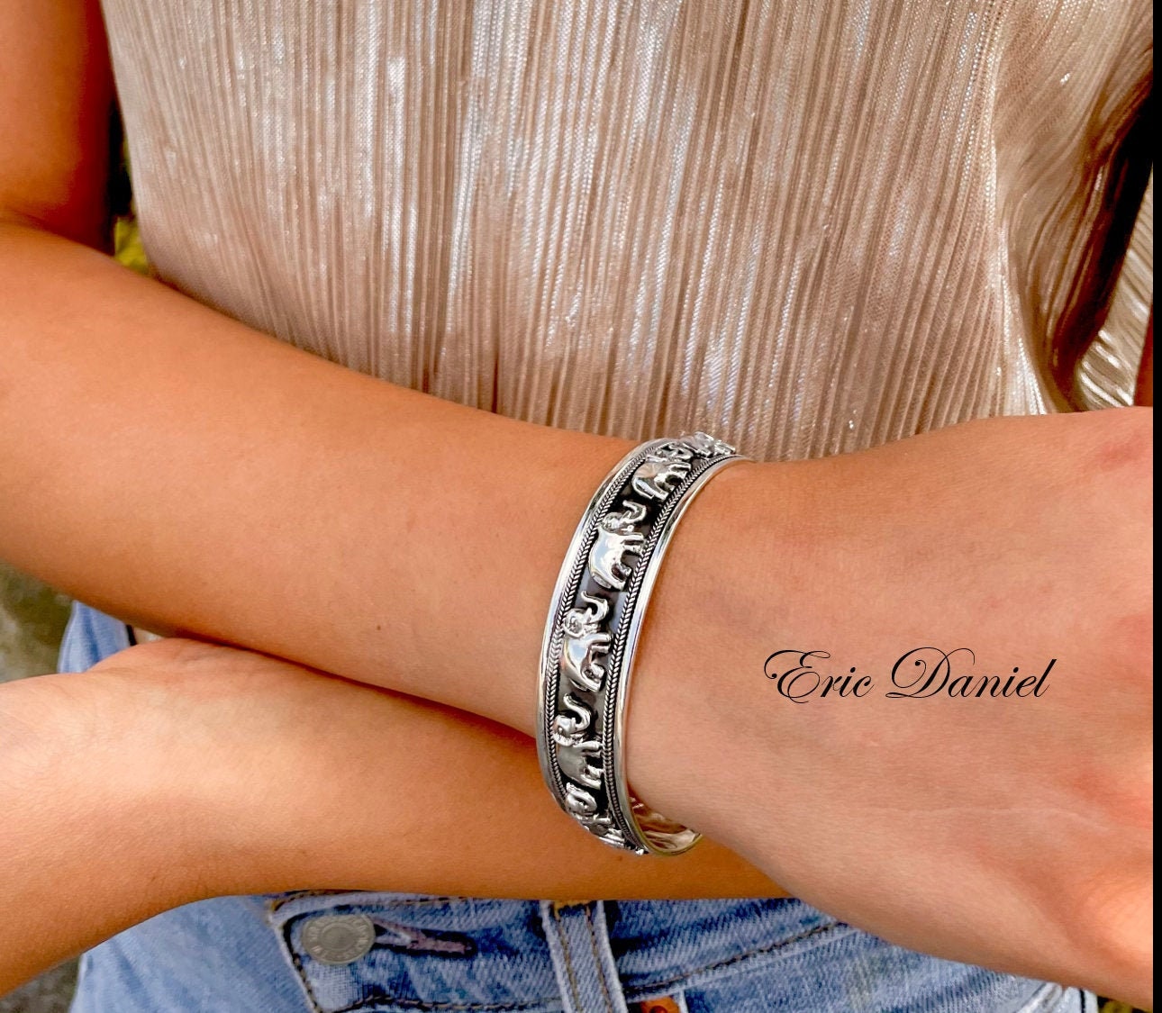 Knot/Fish Wide Muntz Metal Cuff Knot/Fish Wide Muntz Metal Cuff