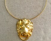 Massive MIMI Di N Signed LION Gilt Gold Metal Pendant Wire Choker Necklace Vintage Modernist Couture Designer