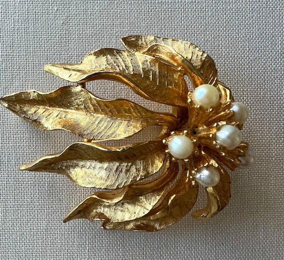 Dramatic DE MARIO BROOCH Vintage Pearl Leaves Bro… - image 1