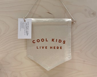 Cool Kids Live Here 24 x 24 cm 吊り下げバナー 文字の色は他にもあります