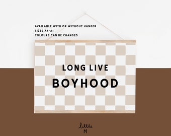 Estampado de tablero de ajedrez Long Live Boyhood. Disponible con percha de madera, tamaños A4-A1. Más colores disponibles.