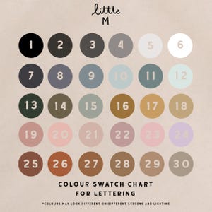 Puede incluir: Una carta de muestras de color para rotulaci&oacute;n, con 30 opciones de color numeradas en formas circulares. Los colores var&iacute;an del negro al blanco, con varios tonos de gris, verde, rosa y marr&oacute;n. El texto "COLOUR SWATCH CHART FOR LETTERING" est&aacute; en la parte inferior.