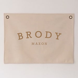 Lienzo personalizado para colgar en la pared: pancarta con nombre personalizado de 70 x 50 cm con serifa. Disponible en más colores de letras