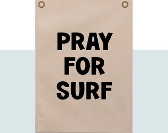 Pancarta Pray For Surf 70 x 50 cm. Más colores de letras disponibles.