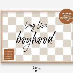 Op de afbeelding: Een digitale, afdrukbare wandkunstprint met een geruite achtergrond in beige en wit. De tekst "Long live boyhood" is geschreven in zwarte cursieve schrift.