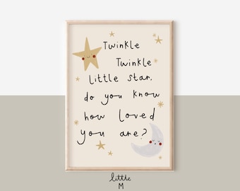 Puede incluir: Una impresión de arte imprimible beige con una estrella dorada y una luna creciente gris. La impresión presenta la letra de la canción infantil "Twinkle Twinkle Little Star" con las palabras "how loved you are?" en la parte inferior.