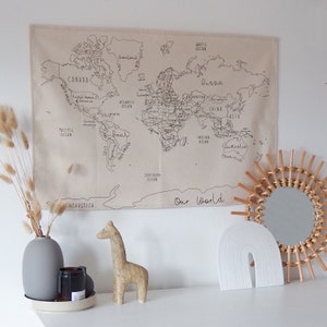 Kleine wereldkaart stoffen muurhanger natuurlijk biologisch katoen 67 x 46 cm, made in the UK