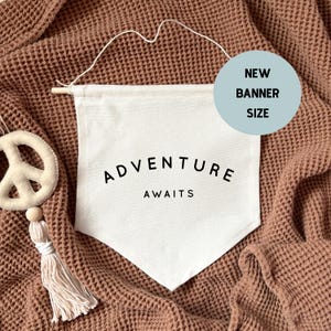 Adventure Awaits Banner zum Aufhängen 24 x 24 cm weitere Schriftfarben erhältlich