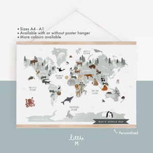 Tierweltkarte in Salbei - zum Personalisieren. Erhältlich mit Holzaufhänger, Größen A4-A1. Auch in anderen Farben erhältlich.