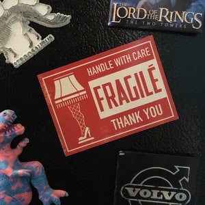 FRAGILE の宛名ラベルのマグネット - クリスマスストーリー、レッグランプ、クリスマスプレゼント
