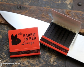 Rabbit In Red Lounge Match Book - Réplique d’accessoire de film d’Halloween Michael Myers