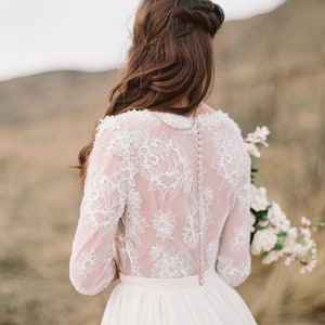 V-neck scalloped wedding dress with lace sleeve