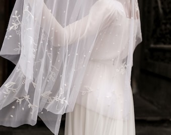 Vintage inspired veil with floral embroidery