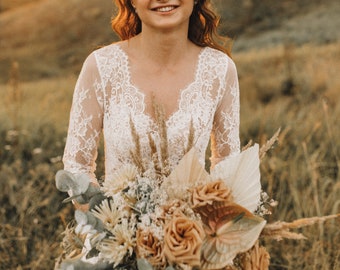 V-neck scalloped wedding dress with lace sleeves