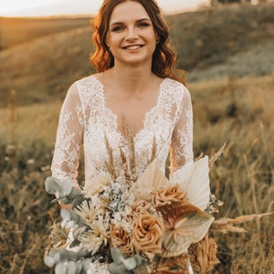 V-neck scalloped wedding dress with lace sleeves