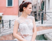 DEL. Abito da sposa in pizzo romantico in tonalità lavanda
