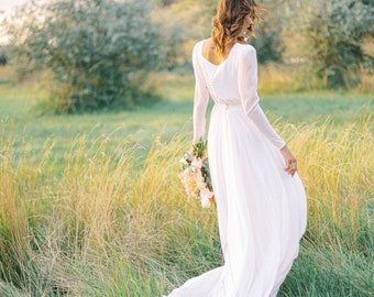 Suknia ślubna z długim rękawem i skromnym gorsetem z wysokim dekoltem