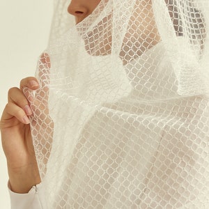Long lace wedding veil with delicate geometric pattern image 4