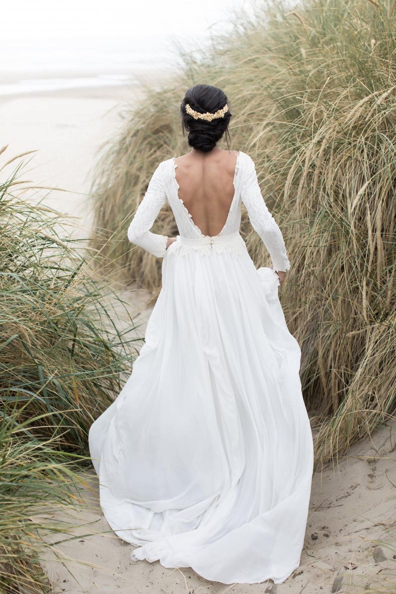 Open-back wedding dress with lace-lined bodice and a flowy skirt image 1