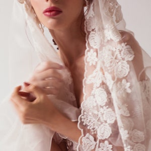 Long tulle wedding veil with embroidery image 3