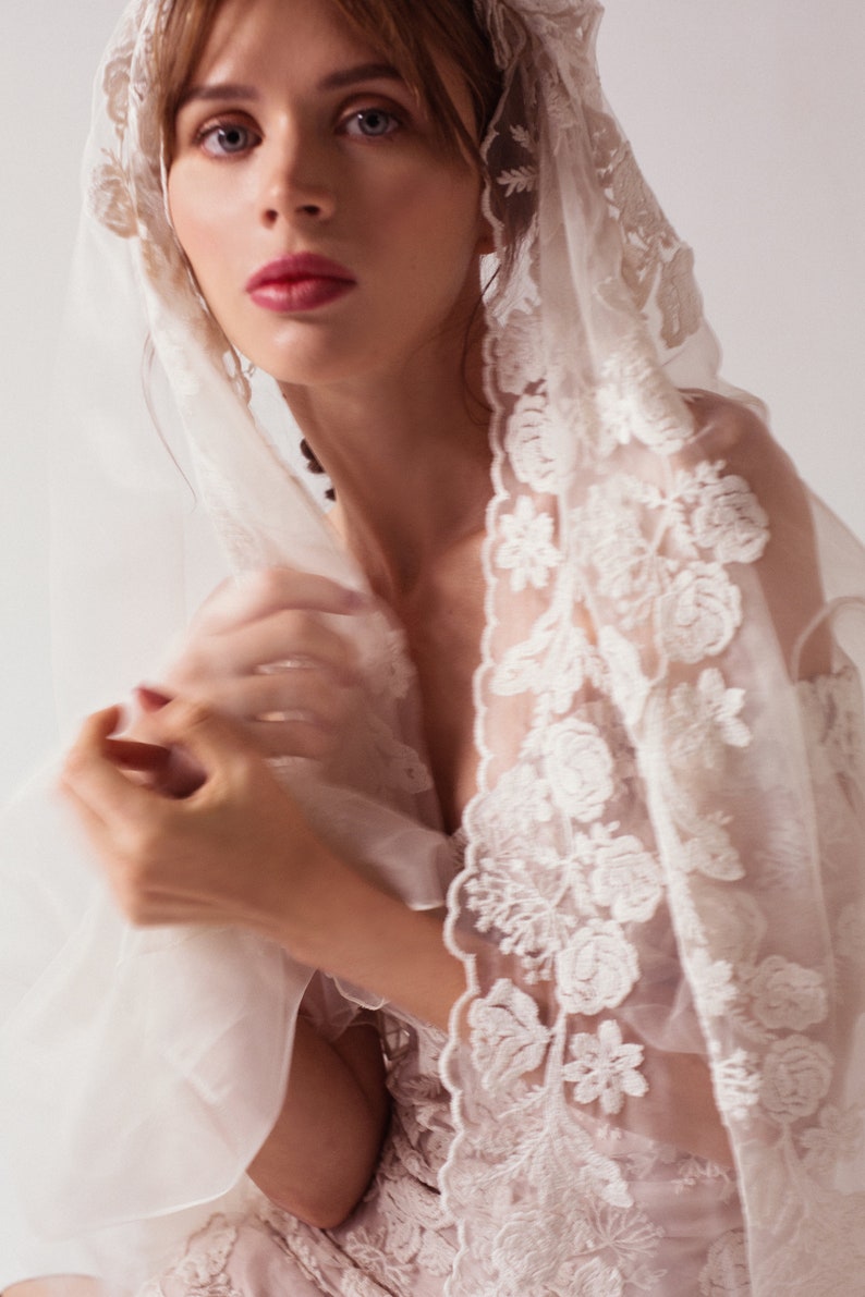Long tulle wedding veil with embroidery image 3