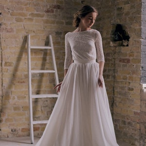 Off-white modest wedding dress with 3/4 sleeve lace bodice zdjęcie 2