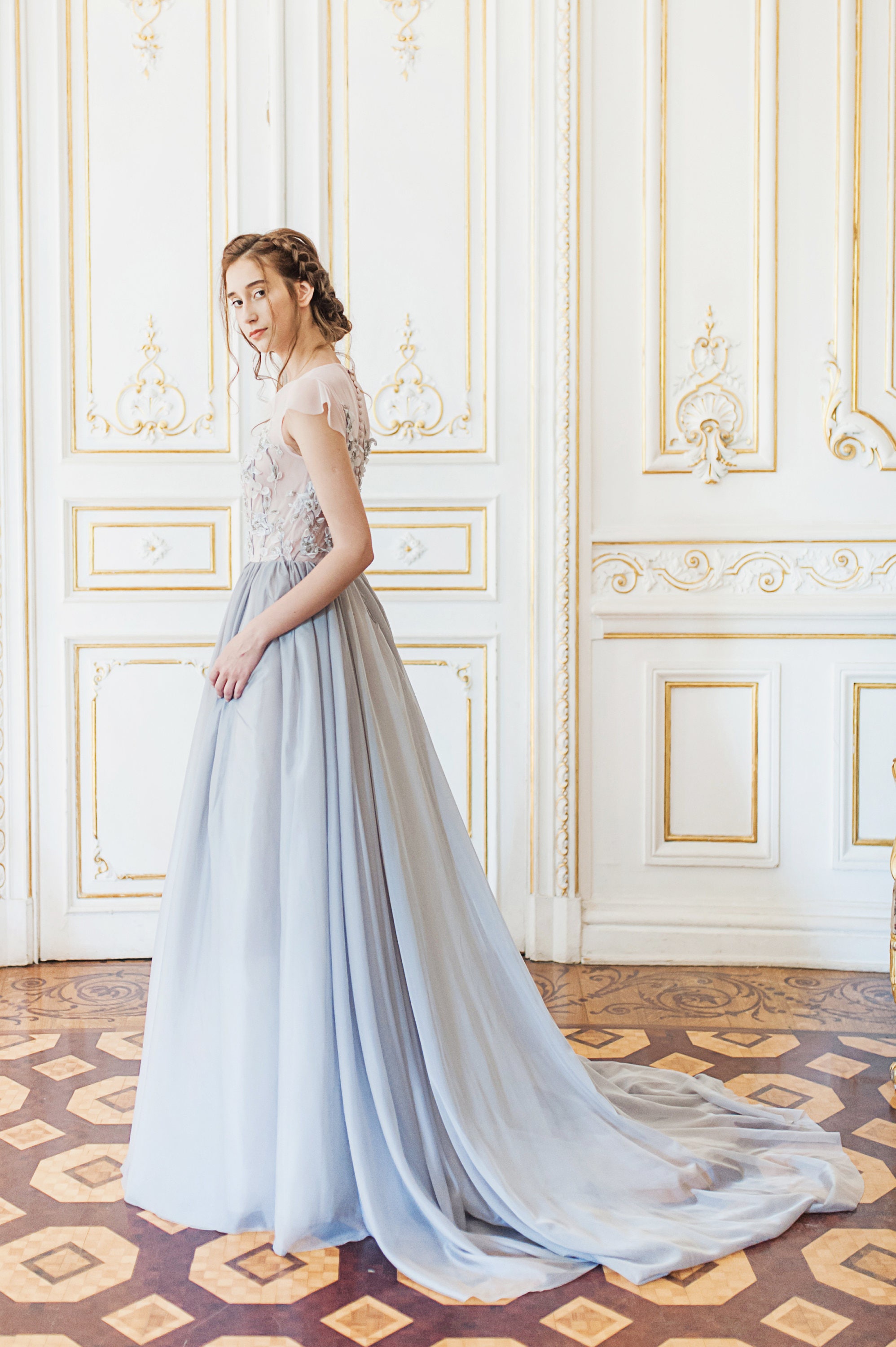 Blau grau Brautkleid mit Blumen von Hand geschnitten und ...